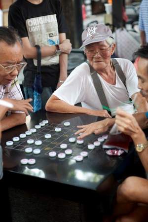 Men playing xiangqi Men playing xiangqi, or Chinese chess, in Singapore