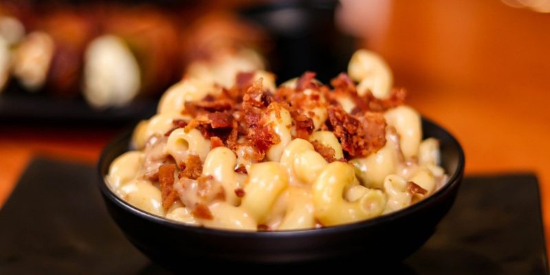 Macaroni and cheese with bacon