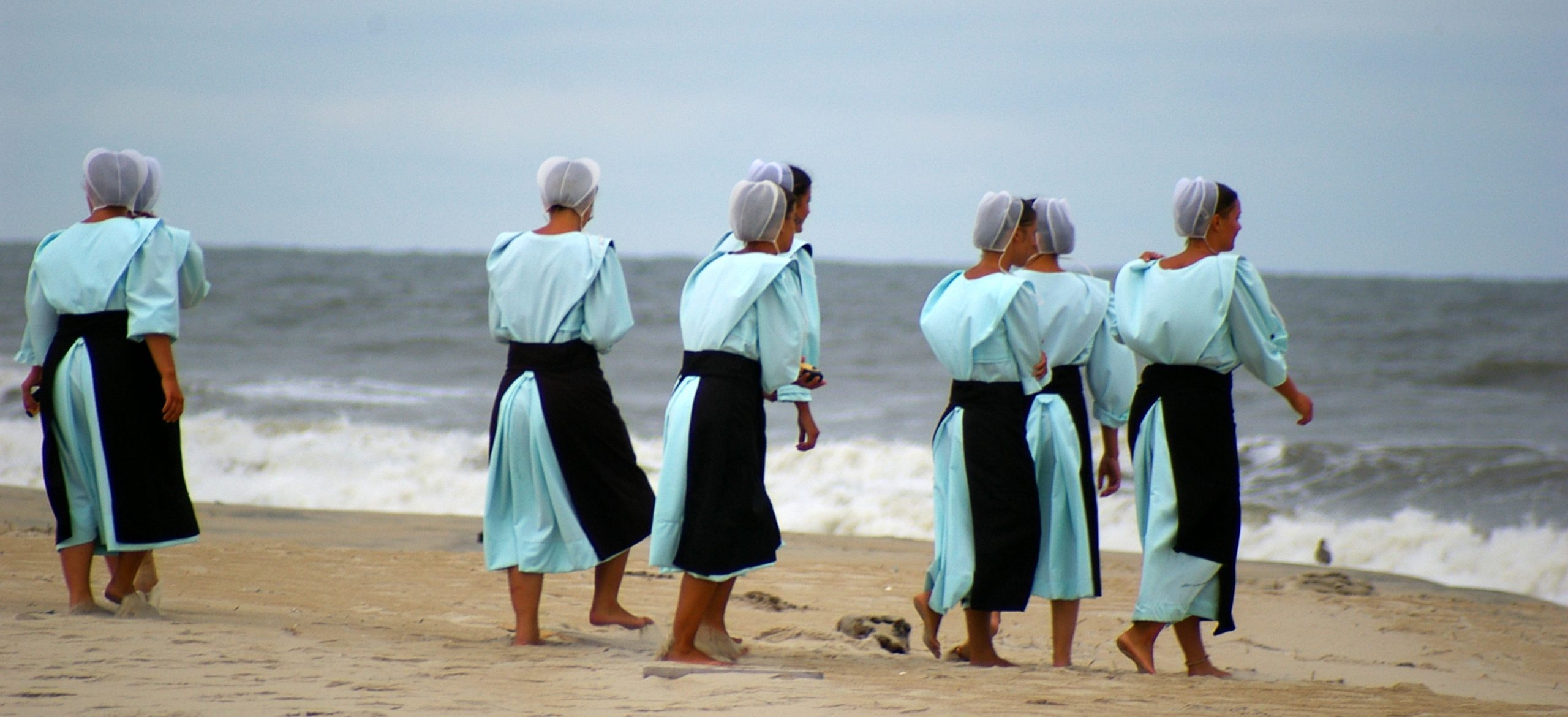 Amish women at the beach (photo by Pasteur, CC 3.0 WikiCommons)